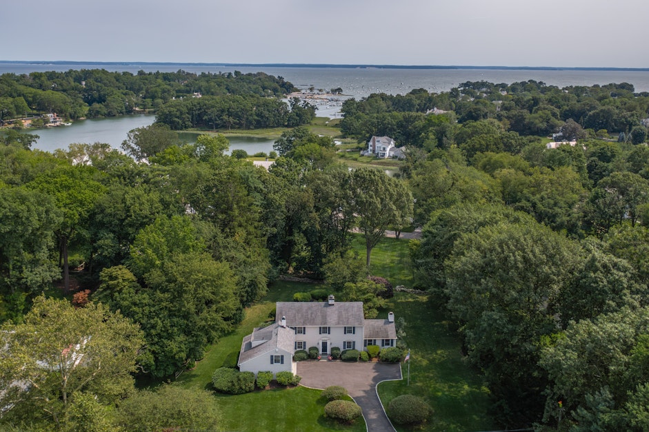 19 Pasture Lane, Darien, CT 06820, Presented by Anika Charron, Houlihan